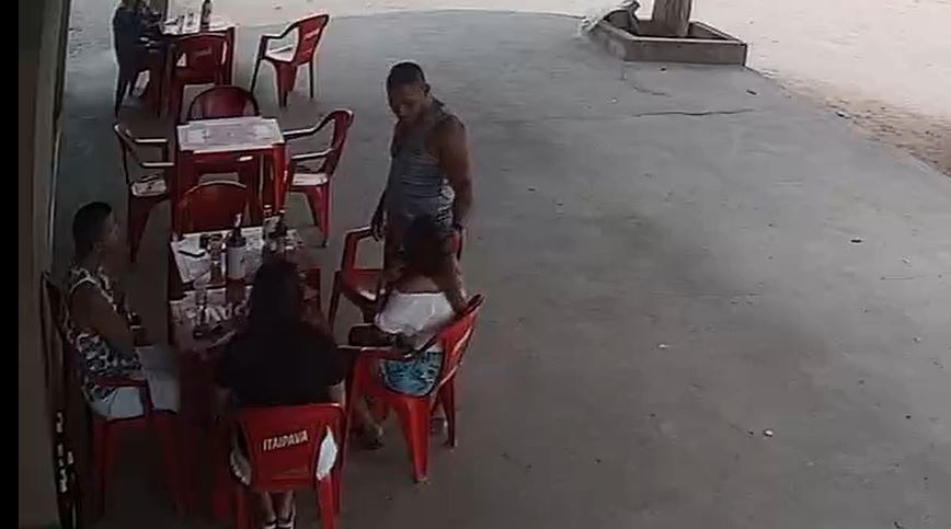 Revoltante: ‘valentão’ espanca ex-namorada em bar até ela desmaiar e ninguém faz nada; veja vídeo