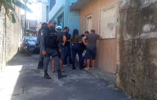 Urgente: filho ouve vozes e esquarteja a própria mãe dentro de casa, em Manaus; veja vídeo