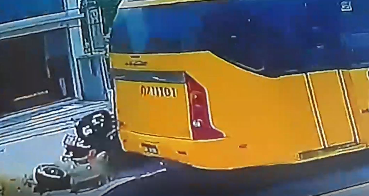 Exclusivo: veja o momento em que ônibus da Global Green atropela e mata mototaxista em Manaus; cenas fortes
