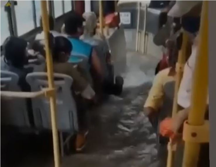 Ao som de Titanic, ‘busão’ cheio de passageiros ‘naufraga’ no Centro e vídeo viraliza na internet
