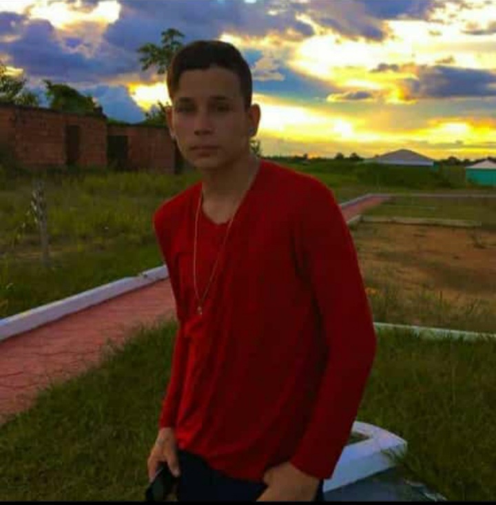 Vídeo mostra momento em que jovem é morto com facada no coração em praça pública, no Amazonas; veja