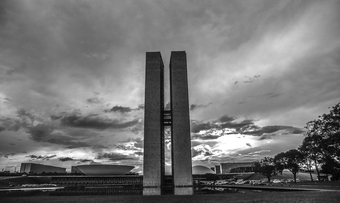Uma tapa na cara da sociedade: fundo eleitoral para 2022 pode chegar R$ 5,7 bilhões