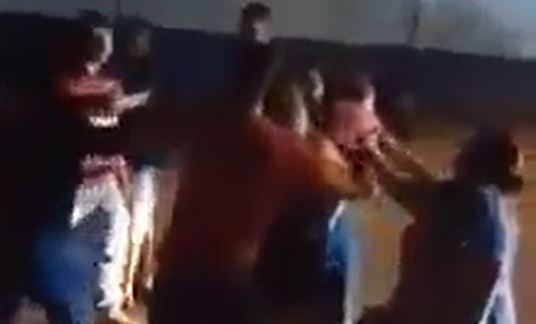 Com criança no colo, mulher vai pra porrada e ainda dá uma surra na rival ciumenta; veja vídeo