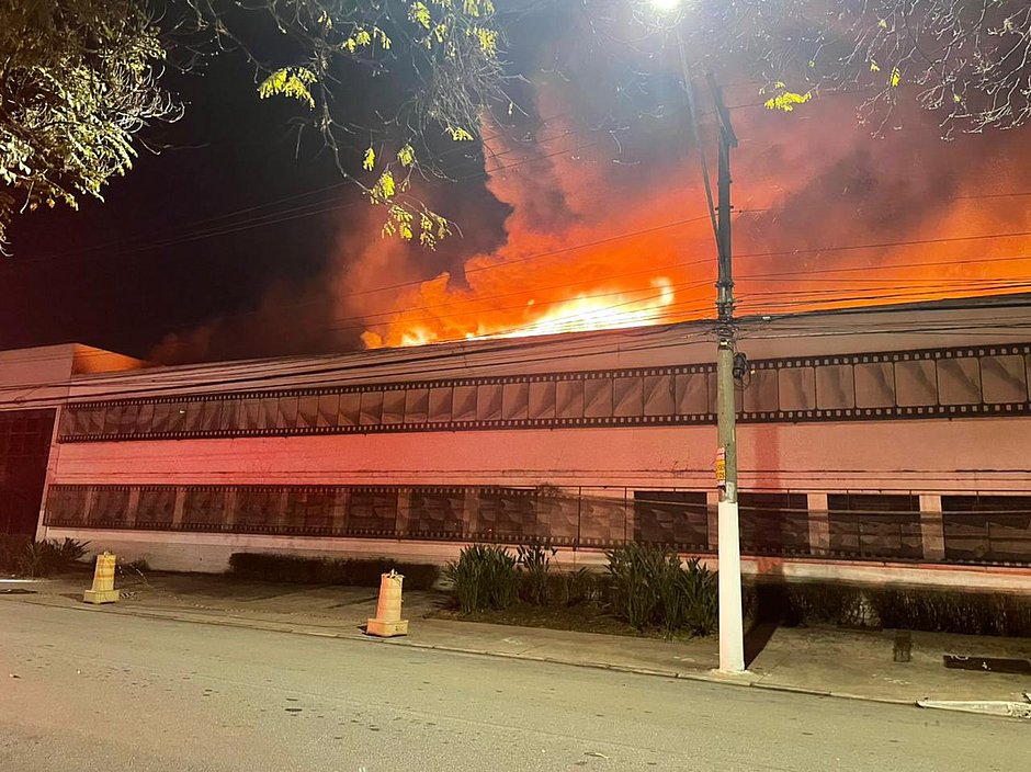 Incêndio de grandes proporções atinge galpão da Cinemateca em São Paulo