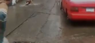 Adolescente que brincava de ‘escorregar na chuva’ termina com a cabeça partida ao meio; veja vídeo