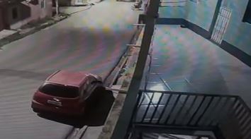 Veja o momento exato em que motociclista é brutalmente atropelado por micro-ônibus, em Manaus