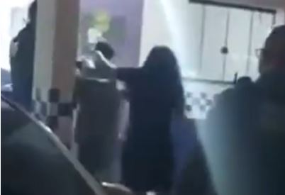 Mãe espanca filho na frente da polícia ao descobrir que ele sequestrou e tentou matar motorista de App; veja vídeo