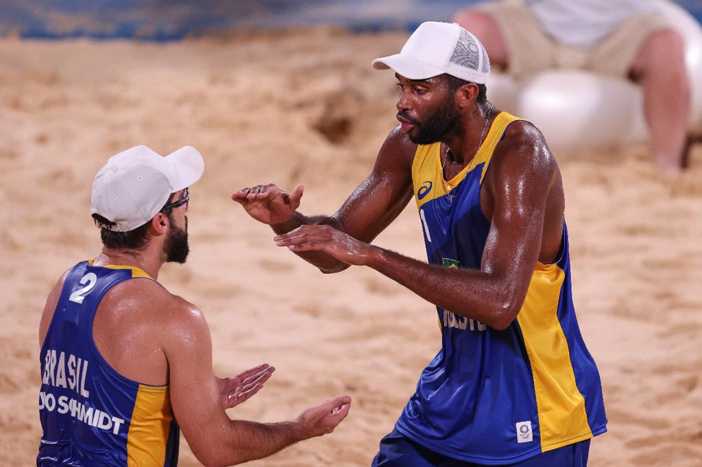 Vamos pras oitavas! Evandro e Bruno Schmidt avançam e encerram a fase de grupos com vitória no vôlei de praia