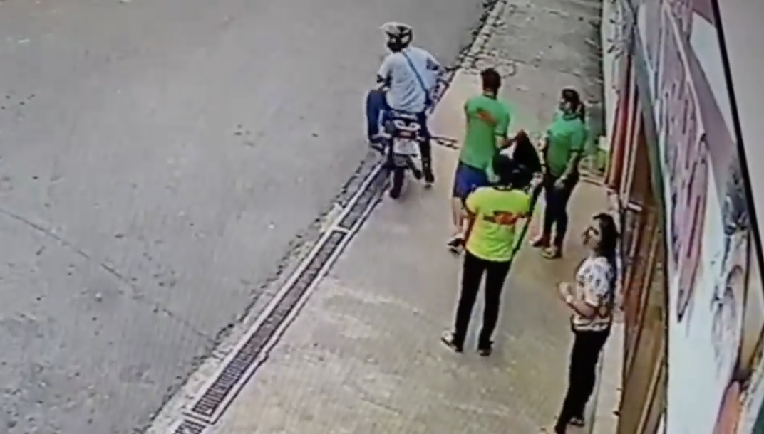 Veja o momento em que assaltante é quase atropelado por ‘justiceiro’ durante arrastão no Dom Pedro, em Manaus