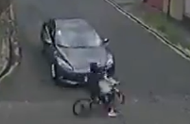 Alerta: vídeo chocante mostra crianças escapando da morte ao descerem ladeira de bicicleta 