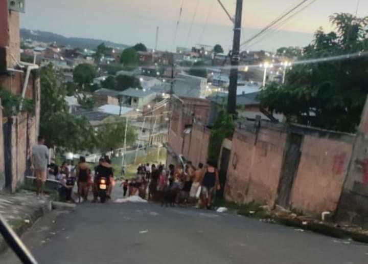 Assassinos em carro branco executam homem com vários tiros, no Mutirão; imagens fortes