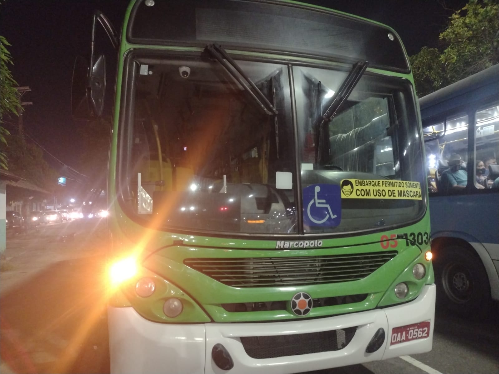 Pânico: homens armados levam mais de 20 aparelhos celulares em arrastão no ônibus 355, em Manaus