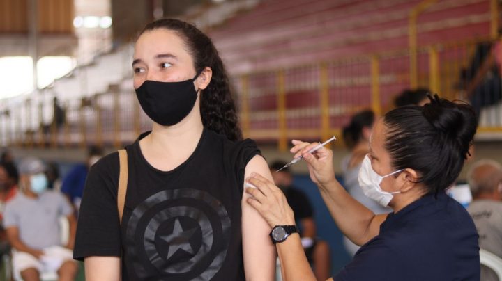 Prefeitura de Manaus abre às 9h desta sexta-feira a vacinação de adolescentes contra a Covid-19