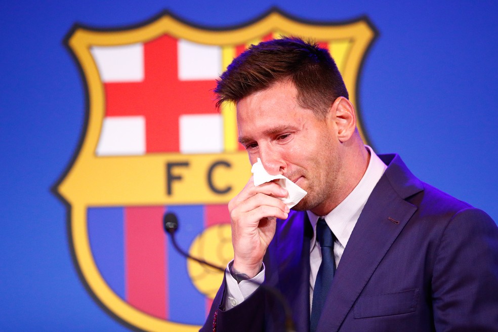 Messi se emociona e chora muito em despedida do Barcelona