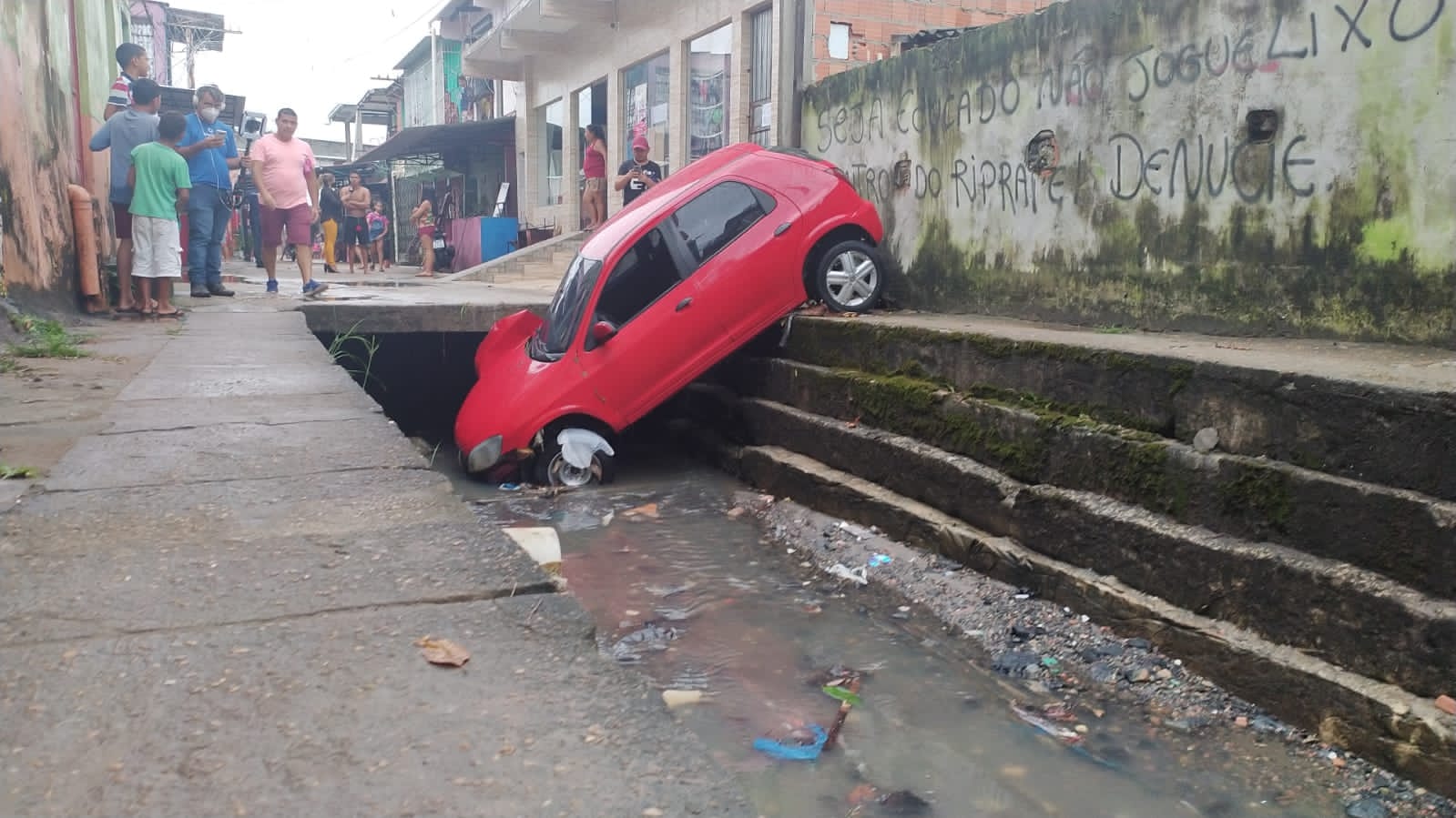 Chuva forte causa alagamentos em vários pontos de Manaus e até um carro é arrastado pela enxurrada; veja vídeo