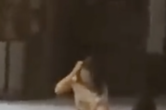 Entre tapas e beijos: mulher bate no namorado no meio da rua e se reconcilia no mesmo segundo; veja vídeo