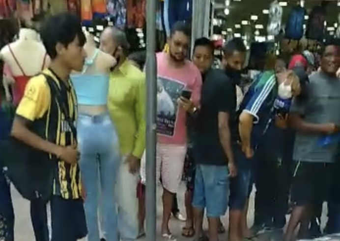 Urgente: homem acaba de ser assassinado no meio da Praça do Relógio, no Centro de Manaus; cenas fortes