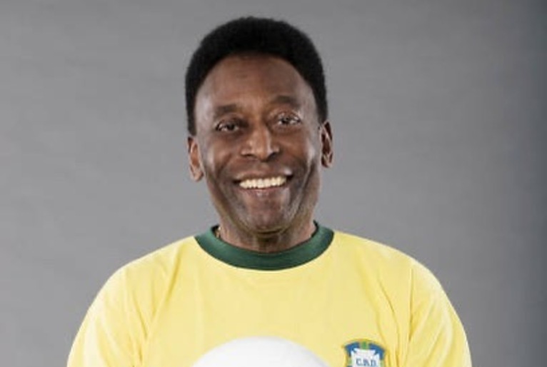 Pelé é diagnosticado com tumor no cólon e passa por cirurgia