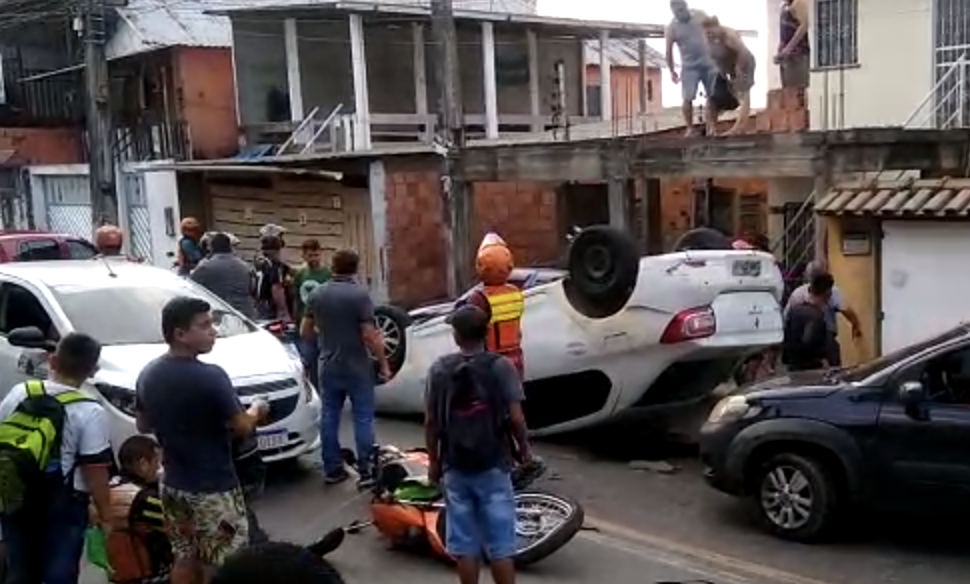 Urgente: carro capota várias vezes em rua da Compensa e quase atropela crianças que iam para escola