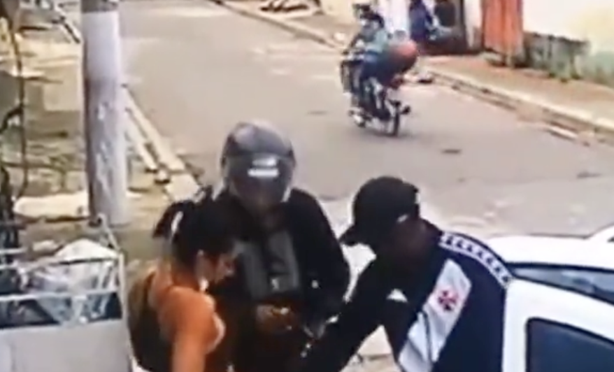 Durante assalto, vascaíno fica admirado com o bronze de fita da sua vítima; veja vídeo