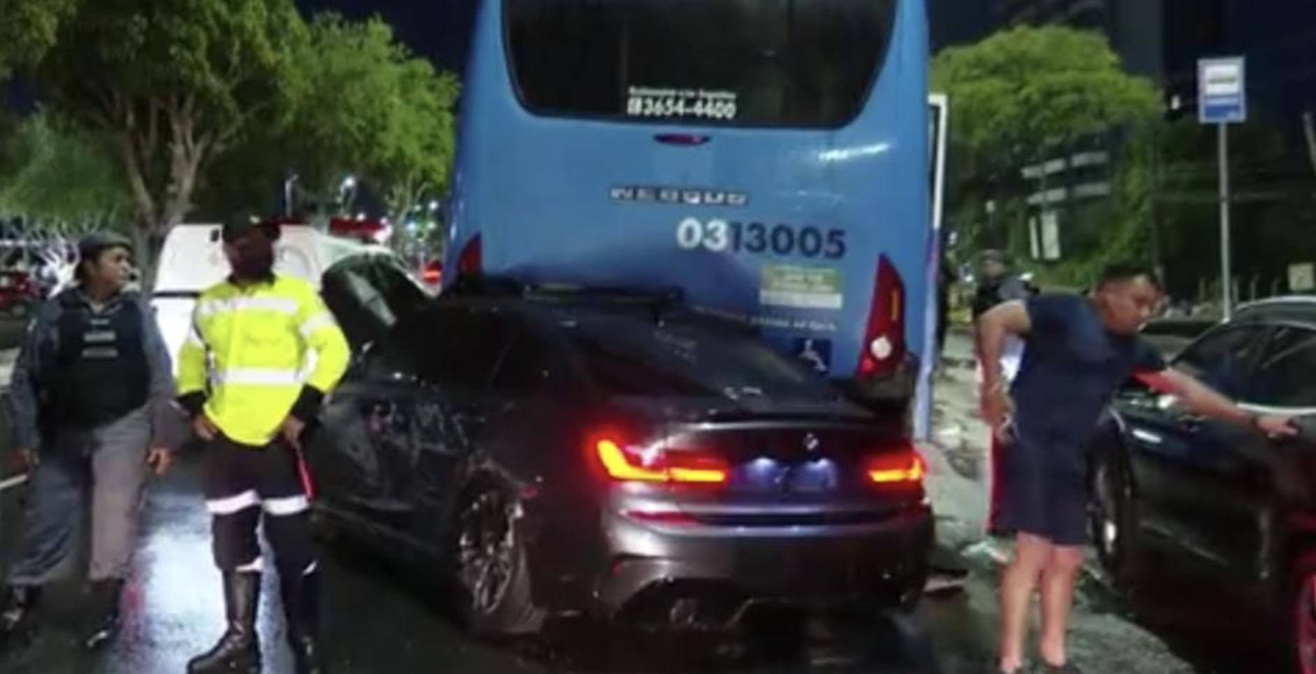 Homem viola local de acidente, retira placa de carro de luxo e sai sem obedecer a polícia, em Manaus