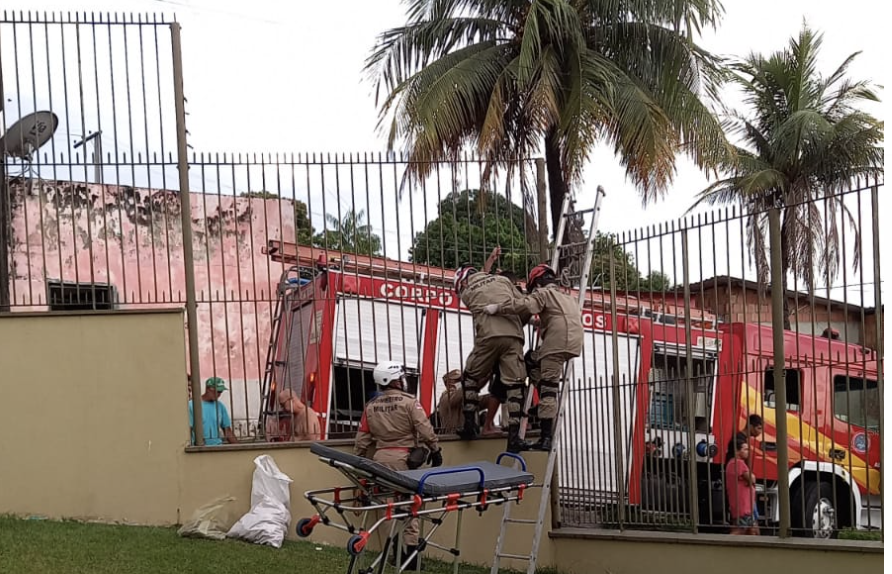 Adolescente fica engatado em muro de igreja após pular para pegar bola, em Manaus