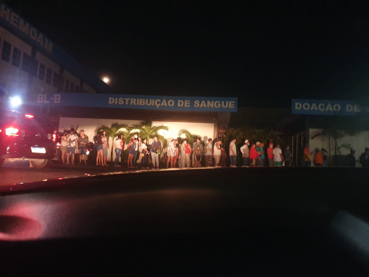 Fila quilométrica na frente do Hemoam chama atenção em Manaus