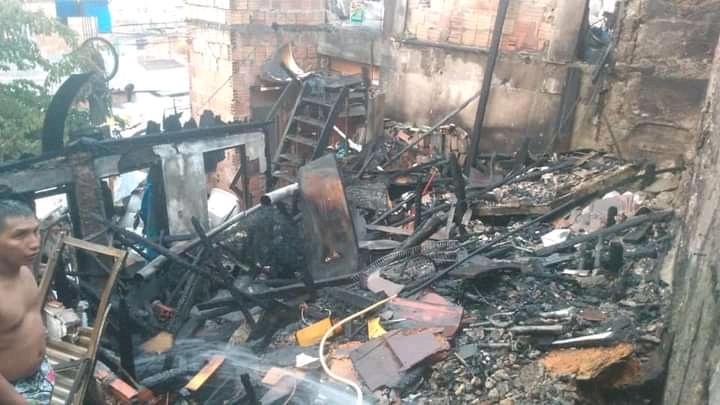 Família humilde fica desesperada após ter casa totalmente incendiada, na Compensa