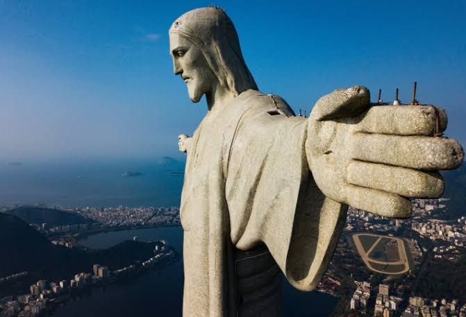 Rio de Janeiro celebra os 90 anos do Cristo Redentor nesta terça-feira (12)