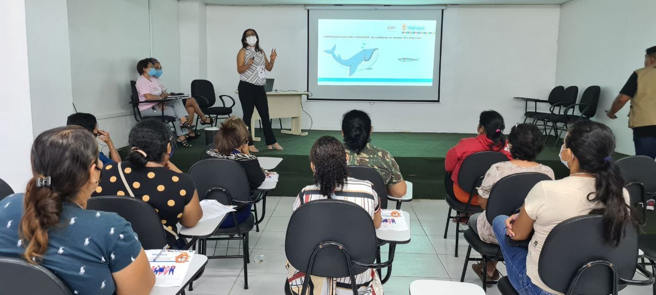 Prefeitura de Manaus oferta cursos de qualificação para mulheres feirantes