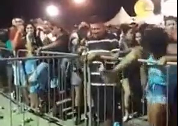 Sabadou: jovem se dá mal ao tentar pular da pista para área vip durante show; veja vídeo