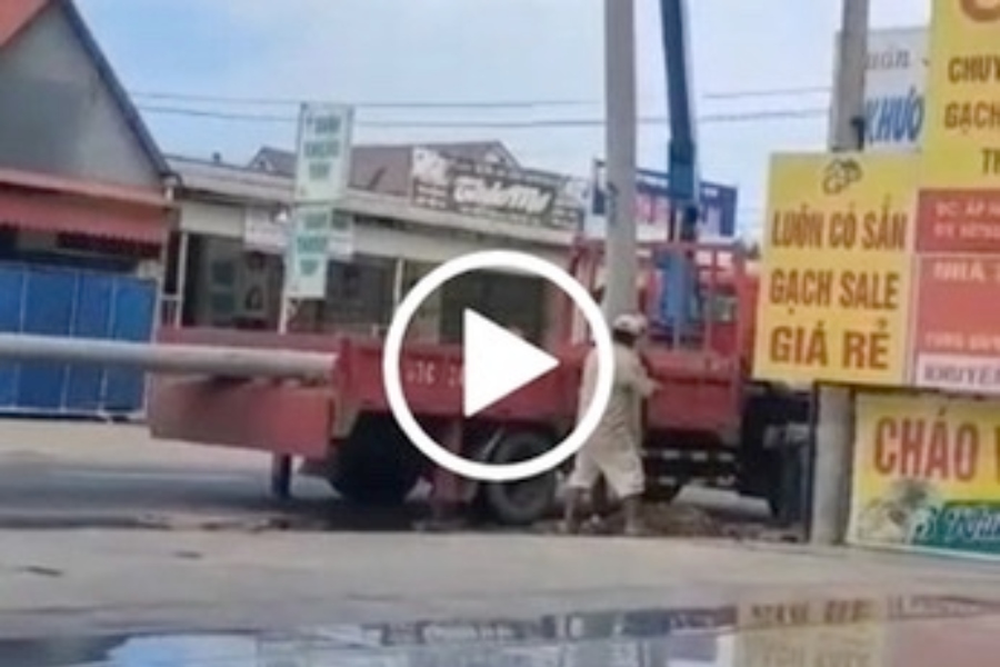 Funcionários são 'torrados' após poste sendo instalado tocar em fios de energia; veja vídeo