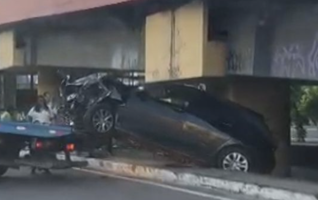 Urgente: motorista sai levando tudo e vai parar embaixo de viaduto em Manaus; veja