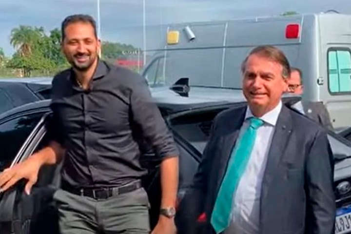Bolsonaro leva jogador de vôlei Maurício Souza para interagir com apoiadores