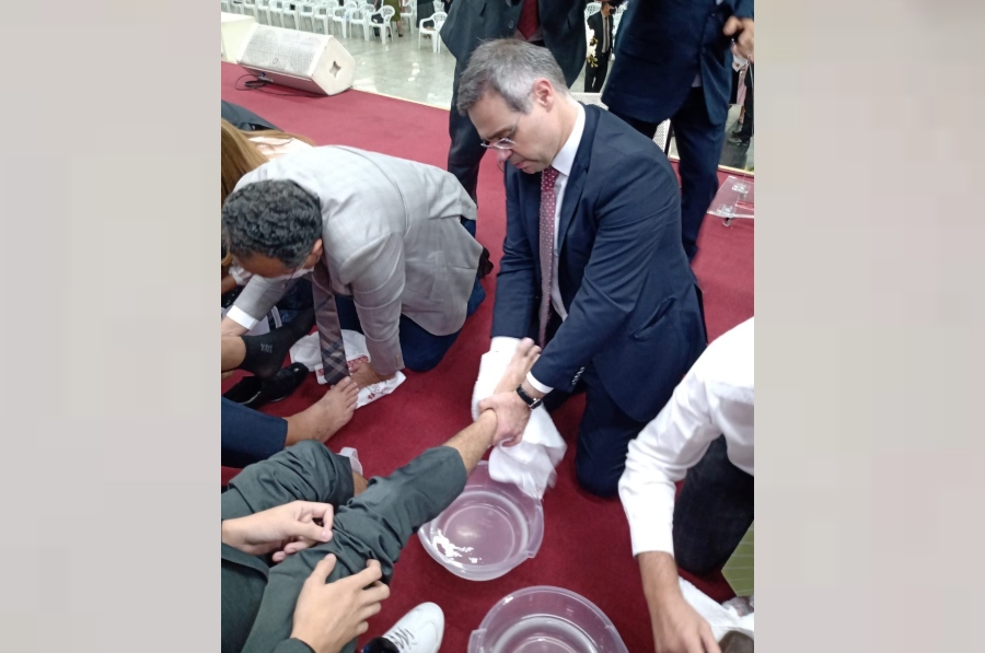 Humildade: ministro André Mendonça lava os pés dos novos diáconos evangelistas