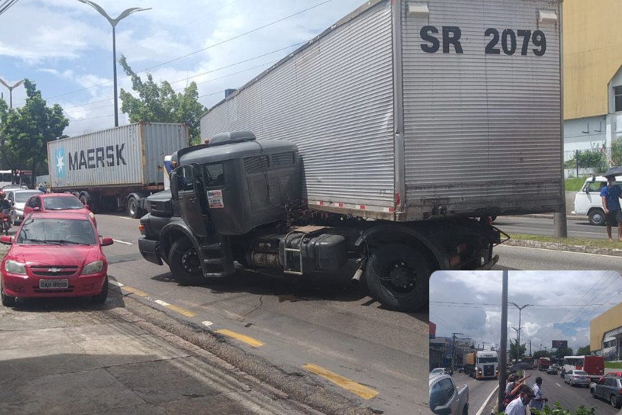 Carreta "entala" na Avenida Cosme Ferreira e causa engarrafamento quilométrico em Manaus