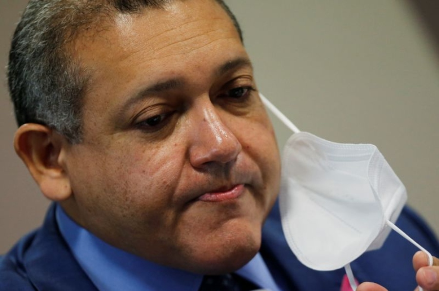 Ministro Kassio Nunes interrompe votação do passaporte da vacina e pede julgamento no plenário