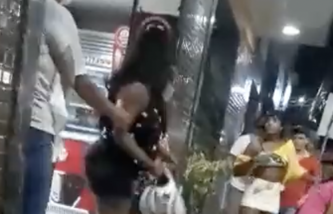 Na frente da padaria, ‘corna braba’ mete a surra em ‘novinha talarica’ que é bancada pelo seu marido; veja vídeo