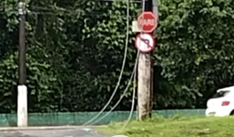 Atenção: fios de alta tensão caem no meio da rua e pessoas podem ser eletrocutadas, no São Jorge; veja vídeo