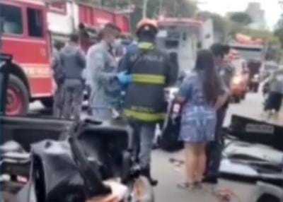 Idosa do carro branco sai arrastando pedestres e ciclista tem fim triste; veja vídeo