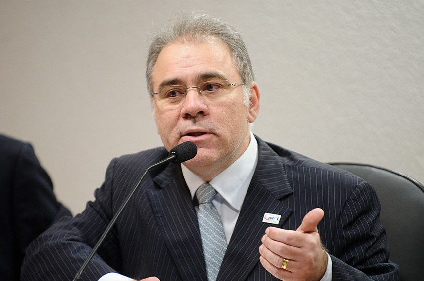 Ministro Queiroga reage a governadores e prefeitos que ignoram orientações: "maioria deles não é médico"