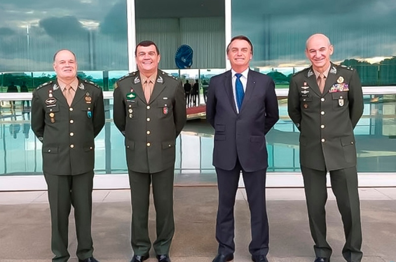 Presidente Bolsonaro se reúne com Generais e Comandante do Exército
