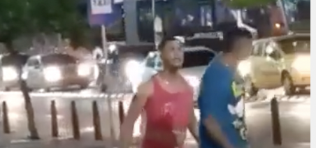 Infiel é obrigado a devolver a roupa do corpo para ex-namorado que o bancava; veja vídeo
