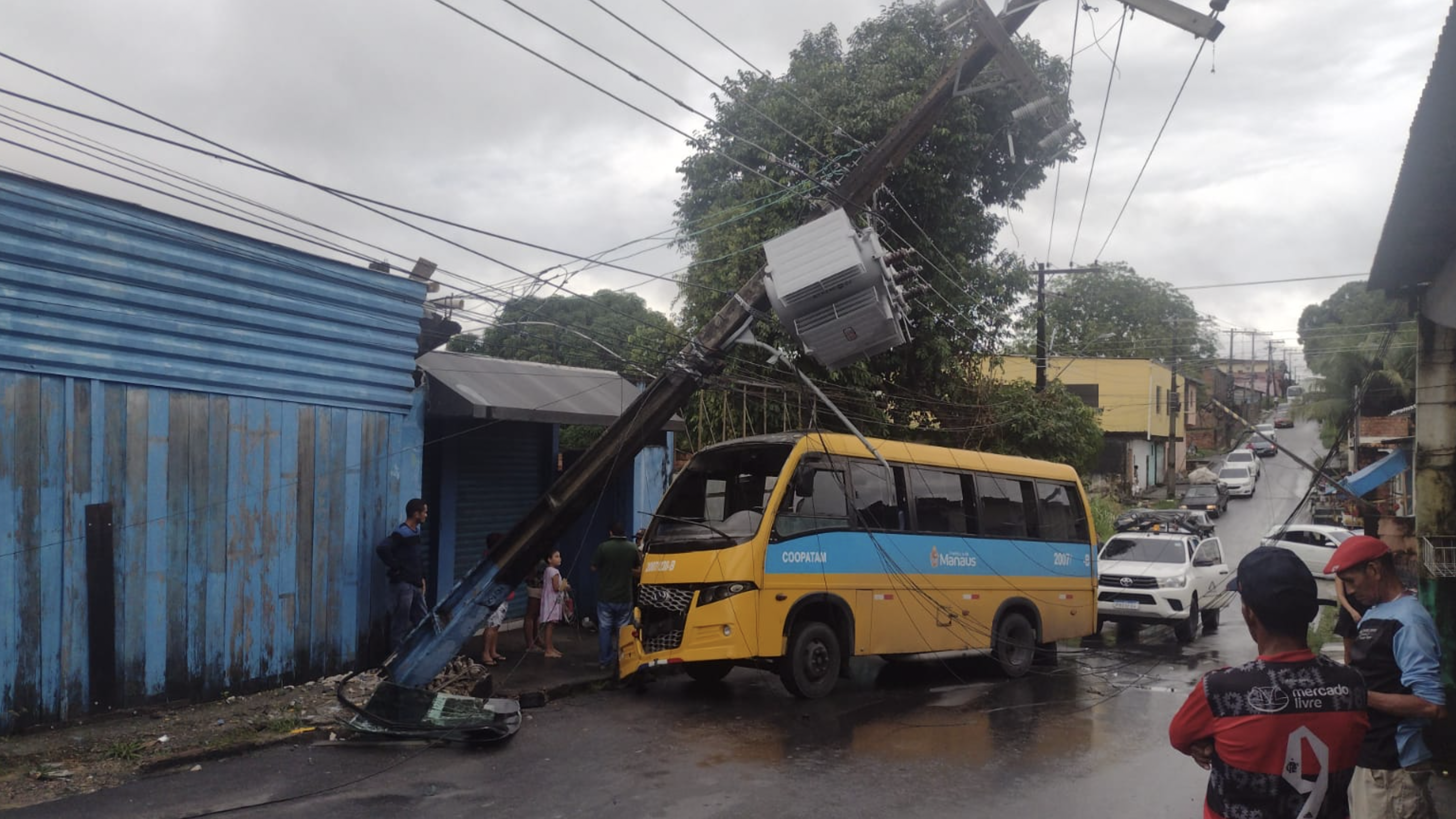 ‘Amarelinho’ vai correr debaixo de chuva e acaba batendo de frente em poste; veja vídeo