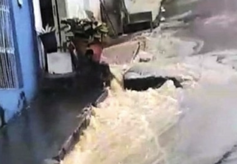 Descaso da Águas de Manaus. Tubulação de água estoura e deixa casas alagadas na zona Leste de Manaus; veja vídeo