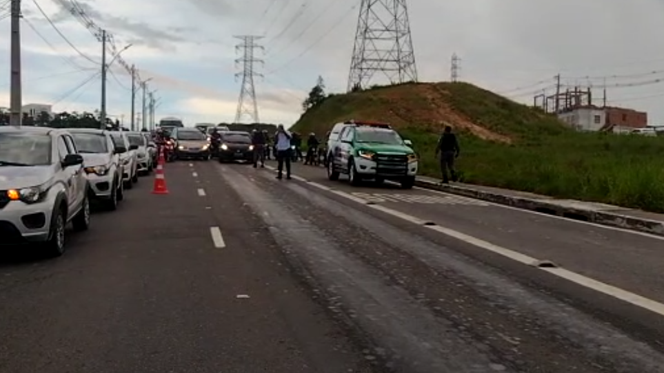 Trabalhador morre ao ser atropelado por carro da Amazonas Energia em avenida de Manaus; veja vídeo