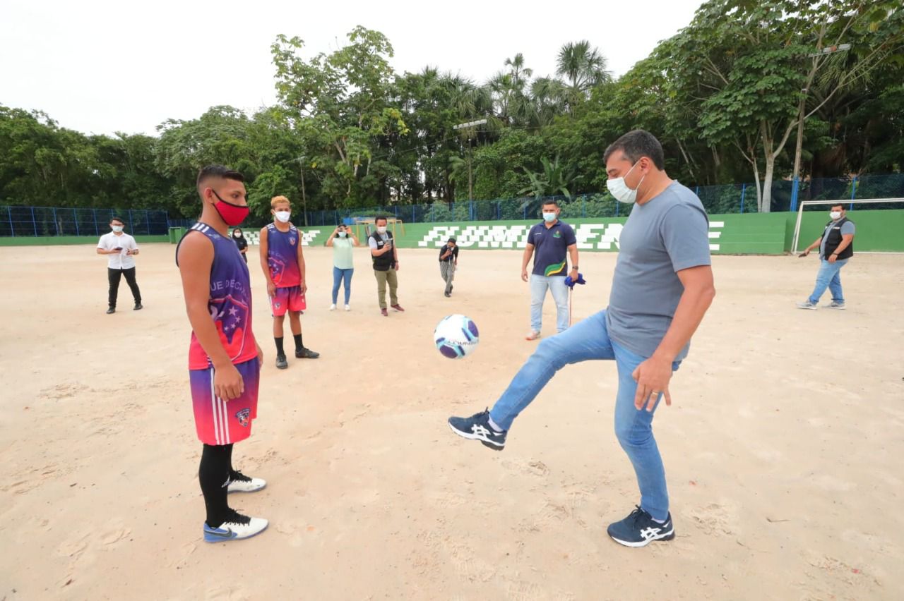 Wilson Lima entrega mais dois campos de futebol completamente revitalizados