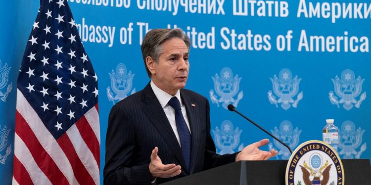 Secretário americano chega à Ucrânia e diz que Rússia pode atacar em ‘curto prazo’