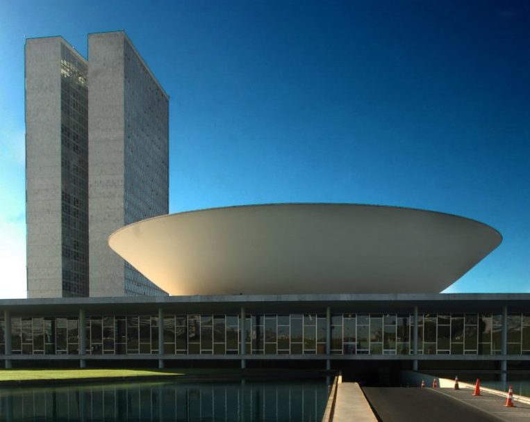 Perfil da Câmara dos Deputados se desculpa após 'curtir' post que ironiza morte de Olavo de Carvalho
