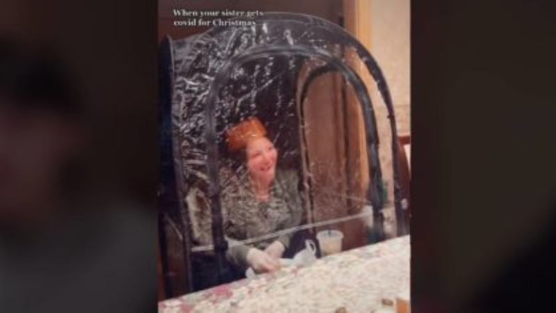 Mulher com Covid usa bolha de plástico para jantar com a família no Natal; veja vídeo
